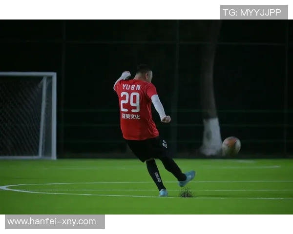 足球球星因训练失误被罚站引发队友围观笑声不断